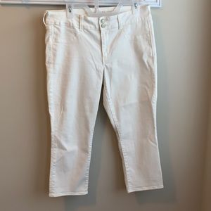 Like new white cropped AE jeans. 14 short